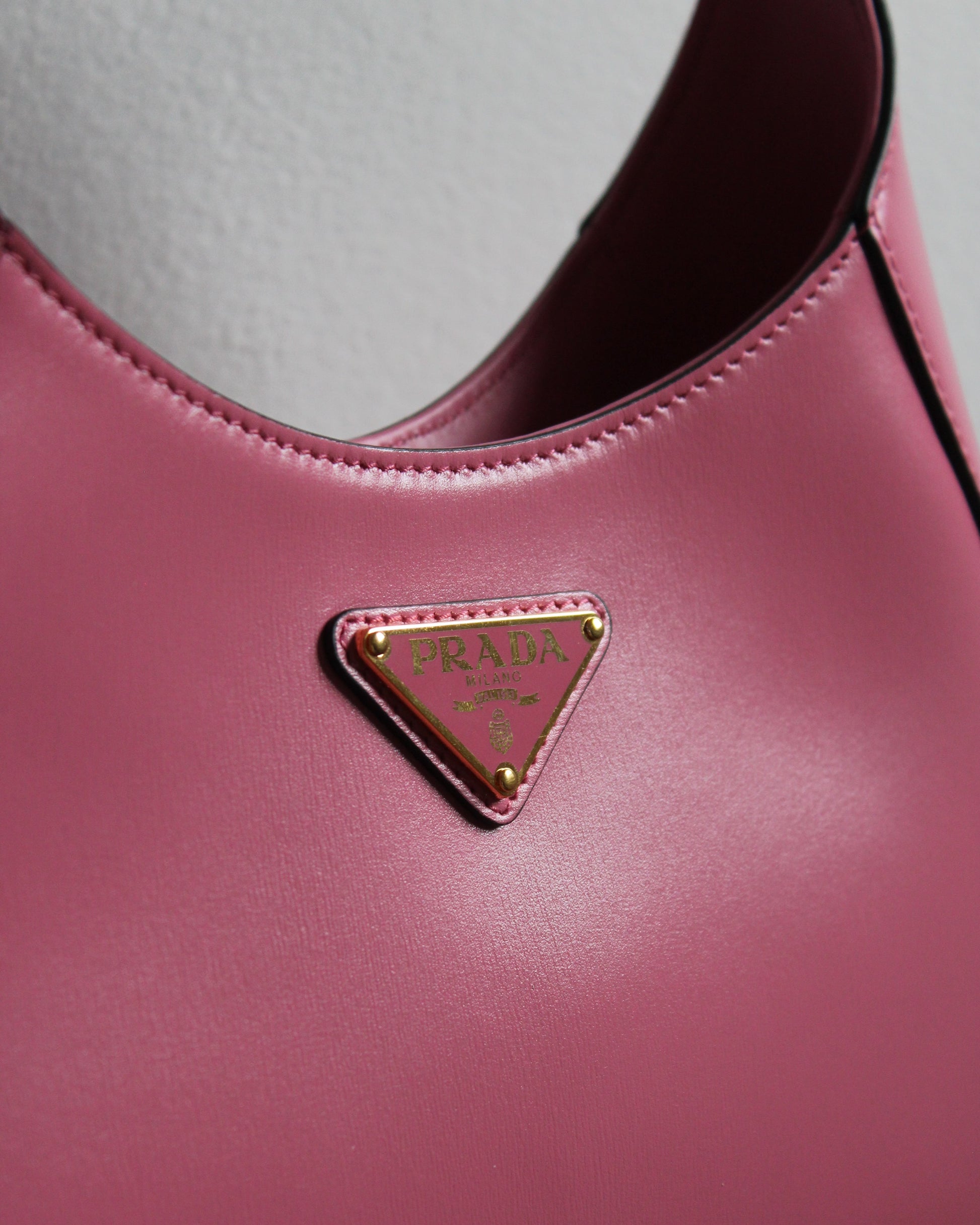 enamelled pin on large pink cleo prada bag 1BC179