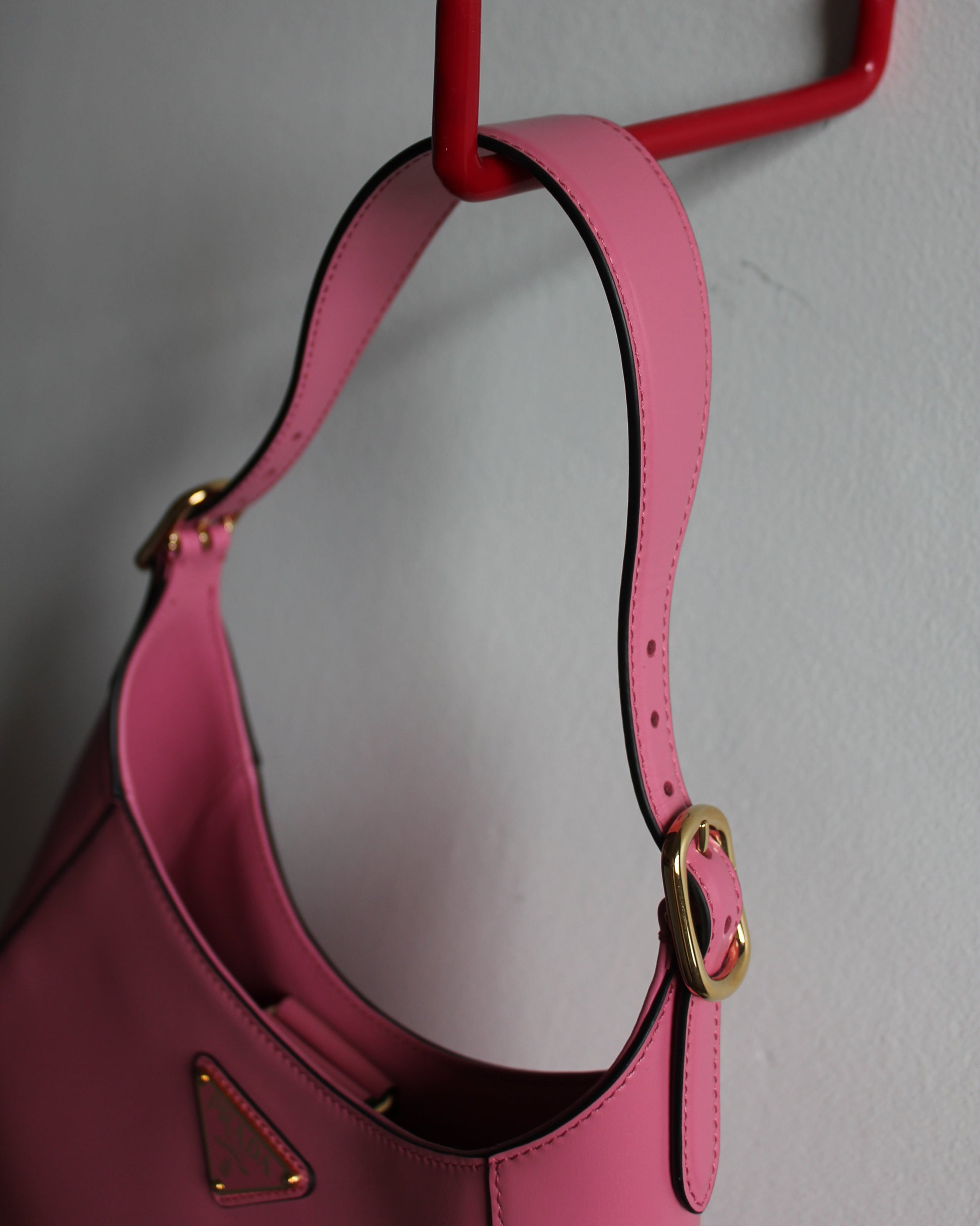 shoulder strap of large pink cleo prada bag 1BC179